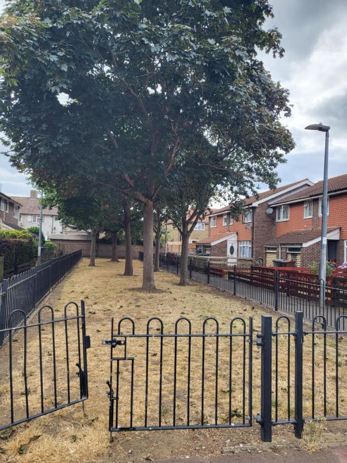 Crane Home In Dagenham With Free Wi Fi المظهر الخارجي الصورة